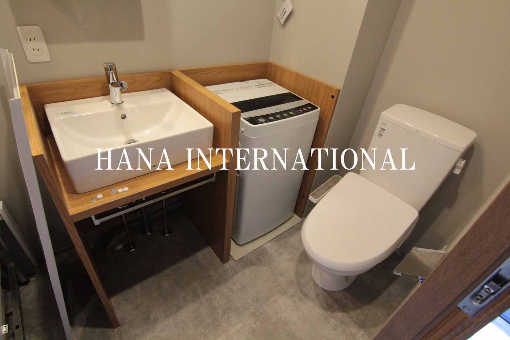 トイレ　温水洗浄便座付きのトイレ。洗濯機付きです。