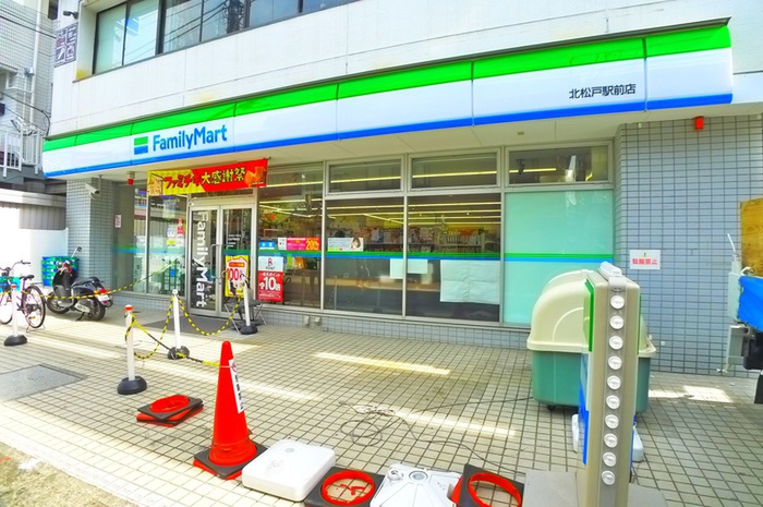 コンビニ　ファミリーマート（コンビニ）まで140m