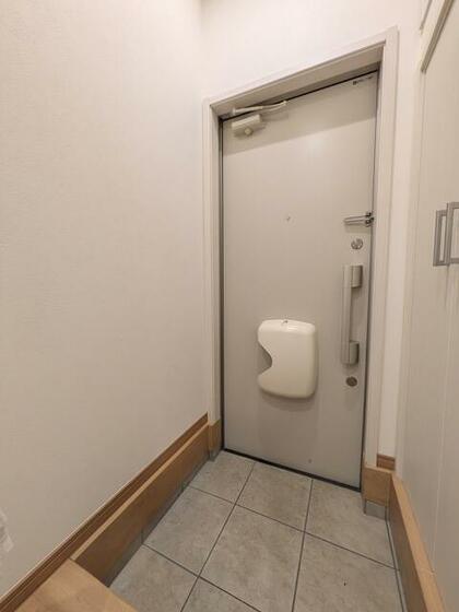 玄関　写真は１０２号室です。現況優先。