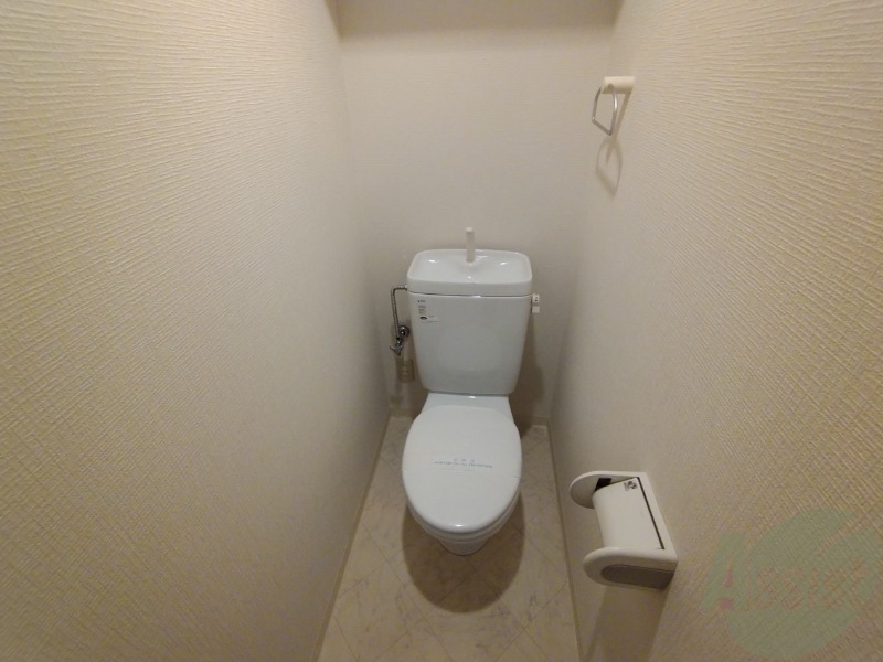 トイレ　トイレです。タオル掛けもついて便利ですね。