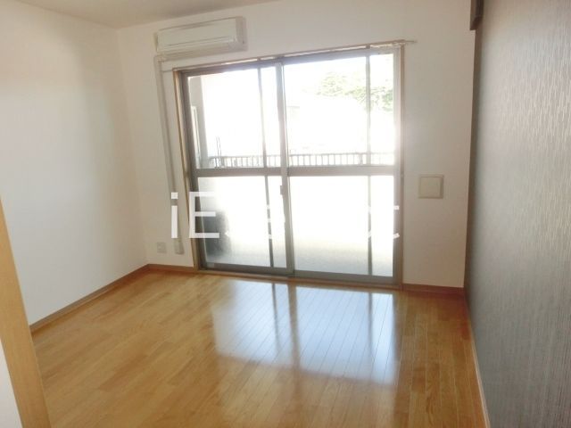 居室・リビング　アクセントクロス使用の居室