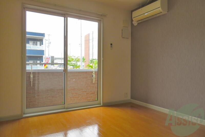 居室・リビング　南向き陽当たり良好で綺麗なフローリングが広がってますね。