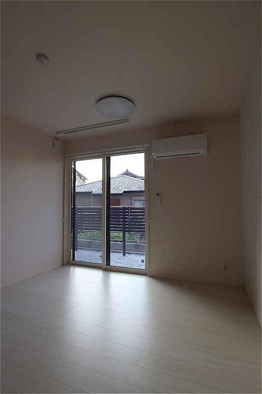 居室・リビング　※別号室の写真です。日差し差し込む落ち着いたリビングです♪