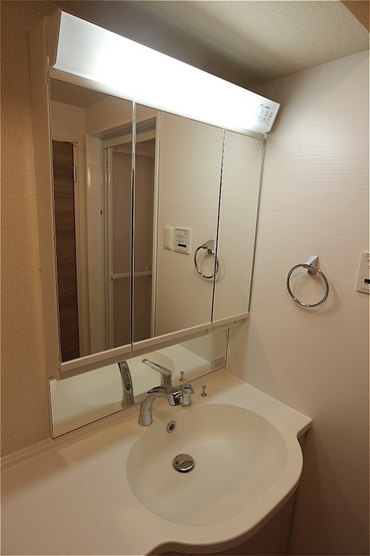 洗面設備　※別号室の写真です。落ち着いたデザインの洗面台です♪