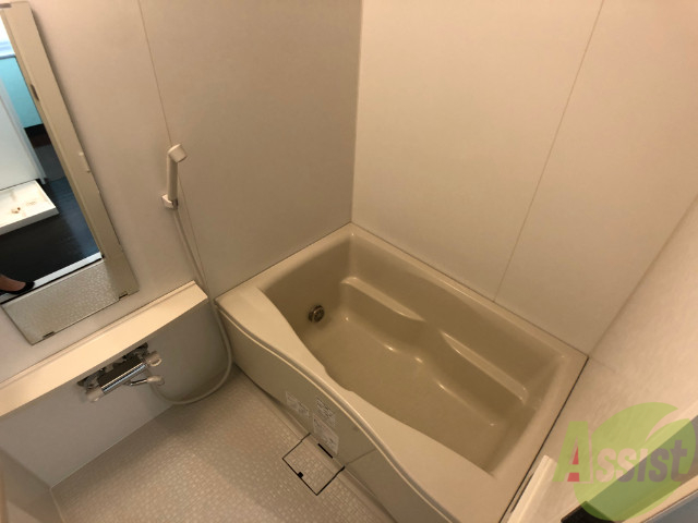 バス・シャワールーム　バスルームはこちらです。広々としてゆったり休めます。