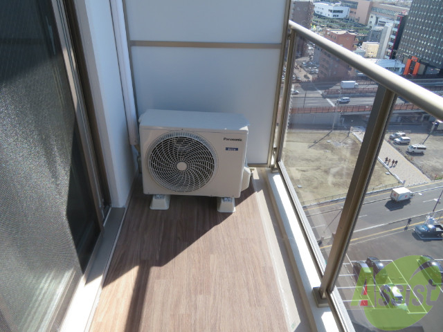 バルコニー　ベランダは日当たりも良く洗濯物もよく乾きそうですね。