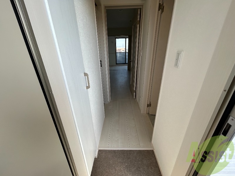 玄関　玄関からはこんな感じ。丁度いい高さのステップがございます。