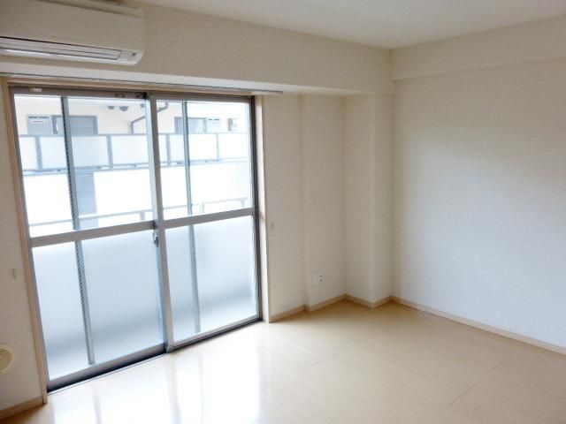 居室・リビング　★開放的な洋室８．１帖です★