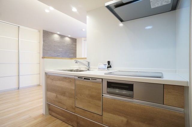 キッチン　キッチンにはIHクッキングヒーター、ビルトイン食器洗浄機付き
