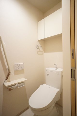 トイレ　温水洗浄便座♪上部には棚あり♪