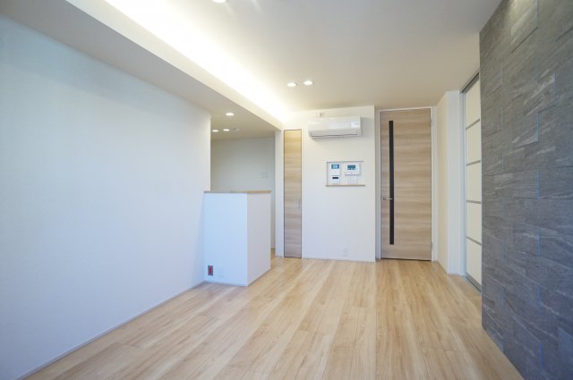 その他　バルコニー側からのリビング♪