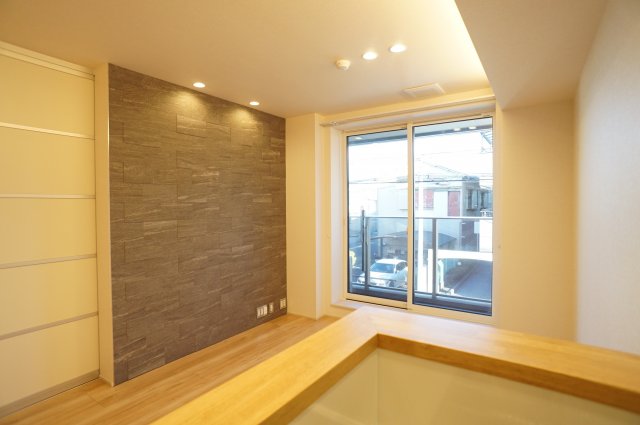 居室・リビング　間接照明とアクセントウォールが印象的なリビング♪