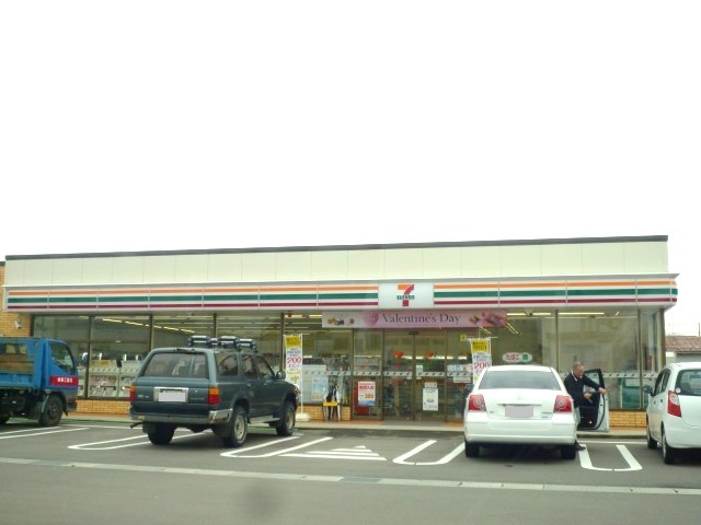 コンビニ　セブンイレブン（コンビニ）まで700m