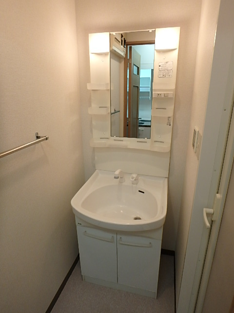 洗面設備　朝の準備も楽々な独立洗面台♪