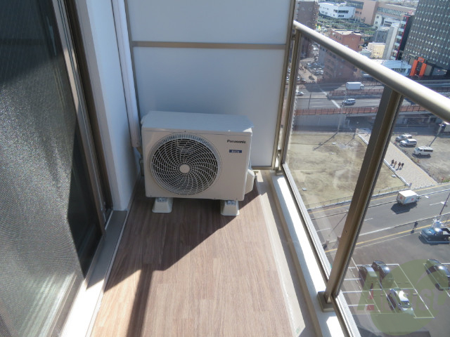 バルコニー　ベランダは日当たりも良く洗濯物もよく乾きそうですね。