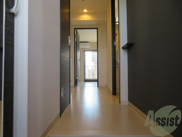 玄関　玄関を入ると左には浴室があり右は浴室になります。