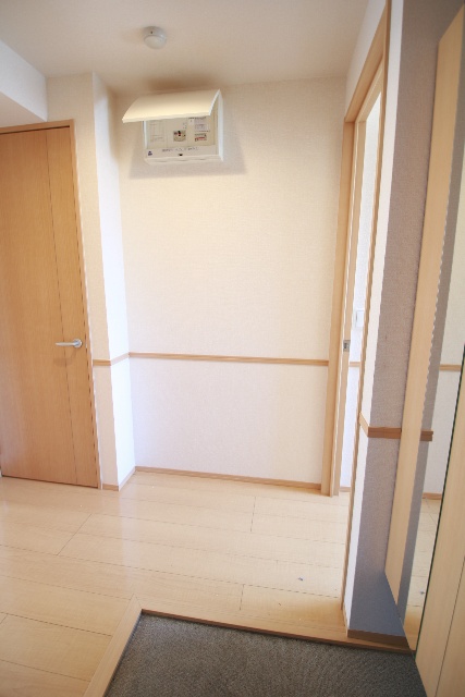 玄関　※別室の参考写真の為、現況優先です。