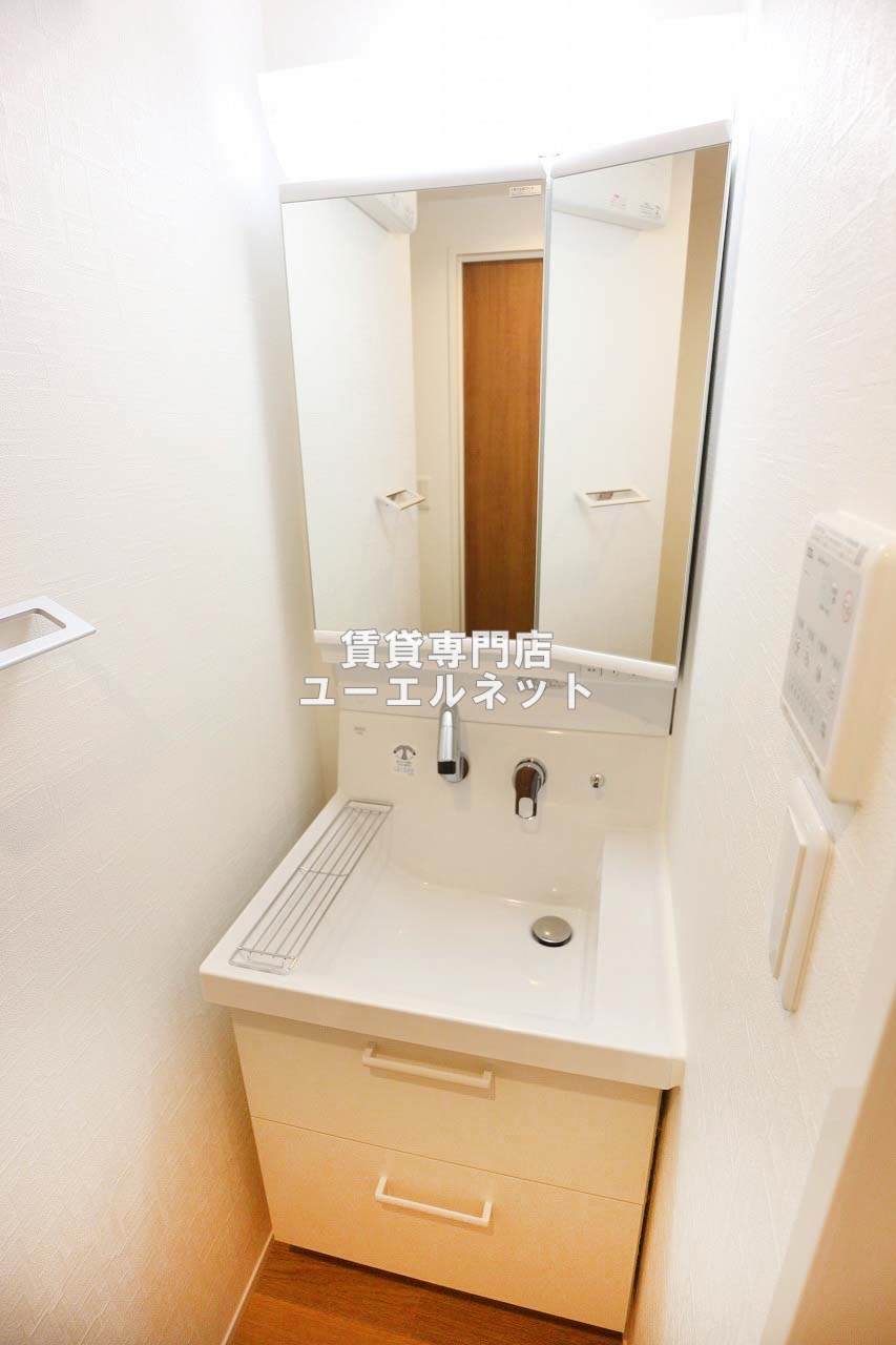 洗面設備　清潔感ある独立洗面台で毎日気持ちよく♪