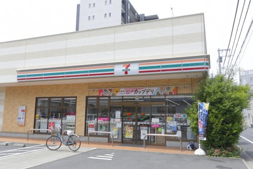 コンビニ　セブンイレブン（コンビニ）まで77m