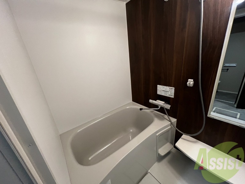 バス・シャワールーム　お風呂は広々としていて、一日の疲れもしっかり取れそう。