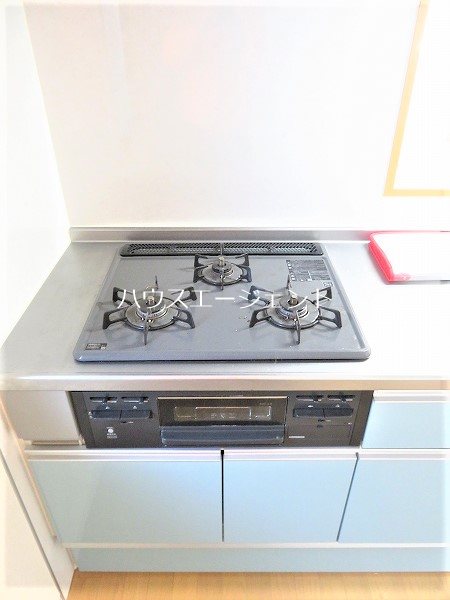 キッチン　三口コンロ付きのシステムキッチンです。※参考画像