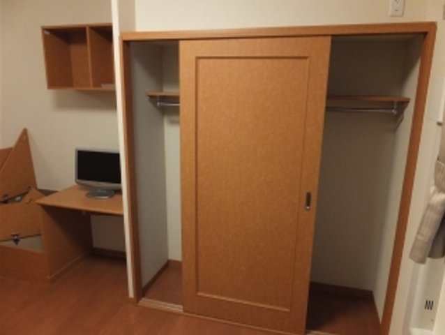 その他部屋・スペース　居室：１Fはフローリング　2Fは絨毯