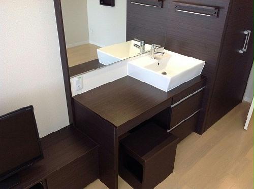 洗面設備　お部屋によって壁の色が違う場合がございます。