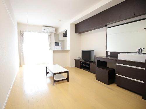 居室・リビング　お部屋によって壁の色が違う場合がございます。