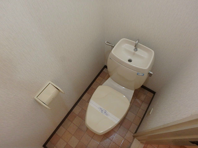 トイレ　洋式トイレにて足もつかれにくい