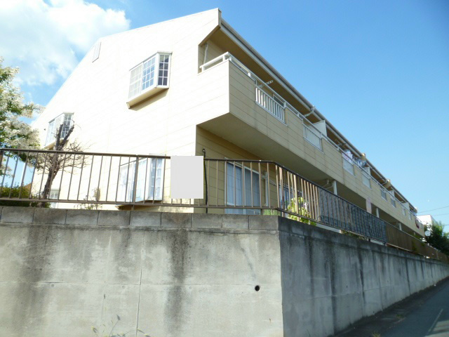 建物外観　少々高台に位置する物件です。