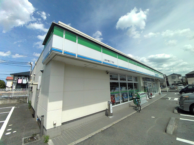 コンビニ　ファミリーマート 上尾中妻五丁目店（コンビニ）まで575m
