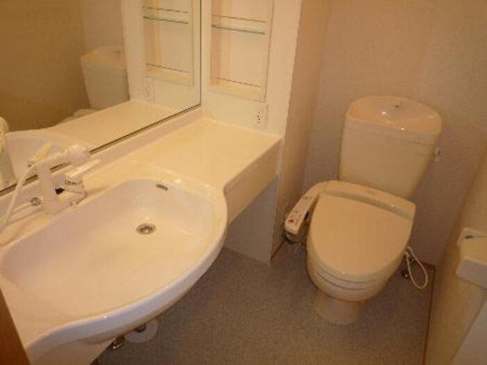 トイレ　パウダールーム(温水洗浄便座トイレ)