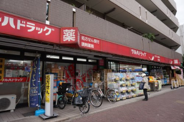 ドラックストア　調剤薬局ツルハドラッグ 新城駅前店（ドラッグストア）まで285m