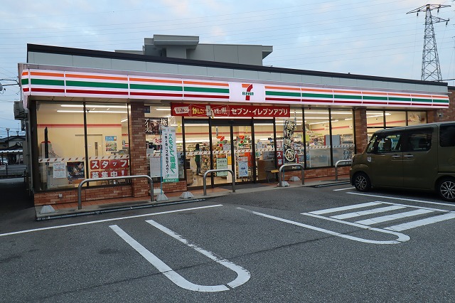 コンビニ　セブンイレブン（コンビニ）まで646m