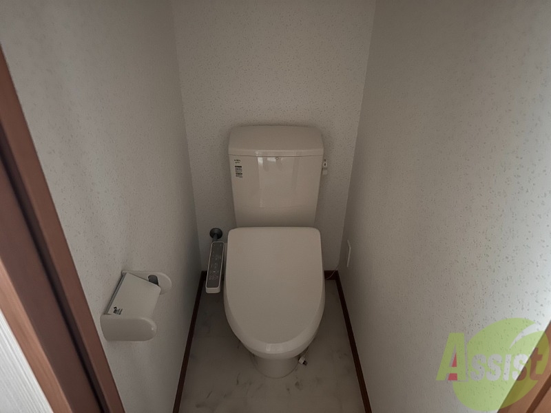 トイレ　トイレはこちらになります。温水洗浄便座ですね。