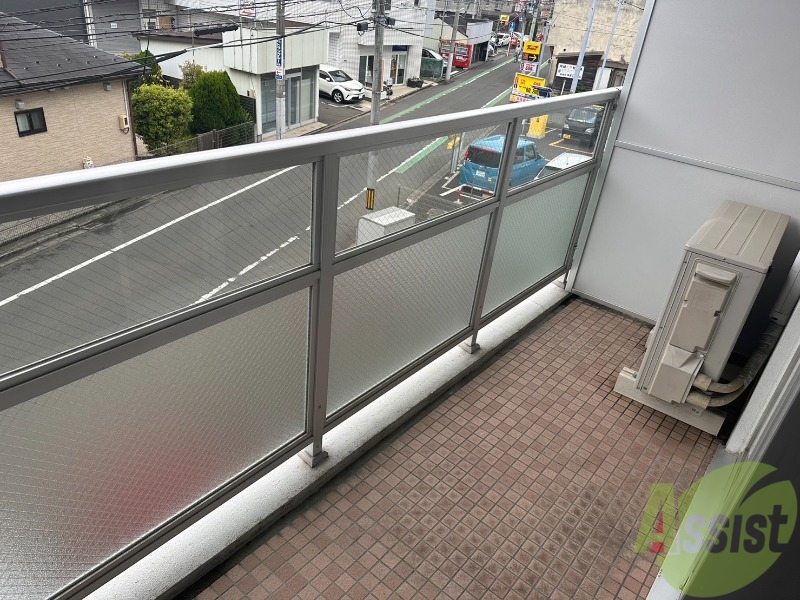 バルコニー　こちらはバルコニーになりますよ。洗濯物も干せそうですね。