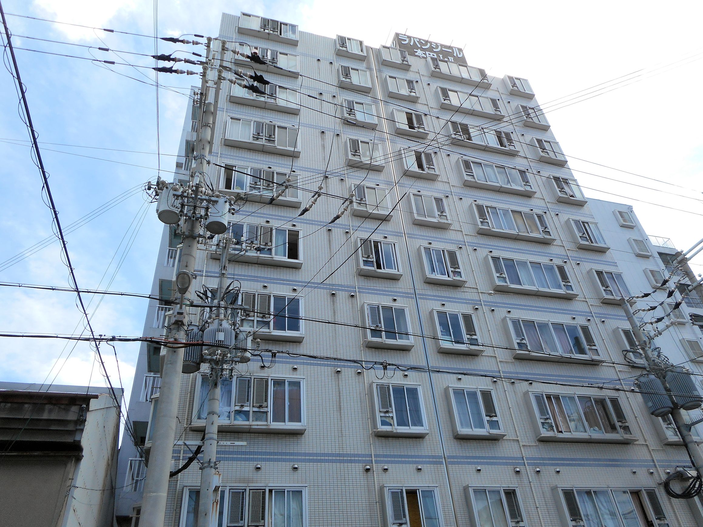 建物外観　間取りは反転タイプになります♪