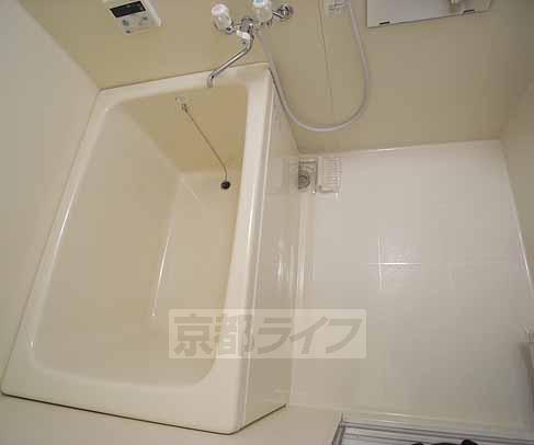 バス・シャワールーム　浴室は給湯式に改装済み