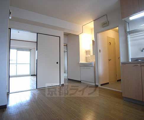 居室・リビング　リビングは８帖ございます・