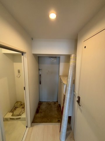 玄関　同物件別部屋写真