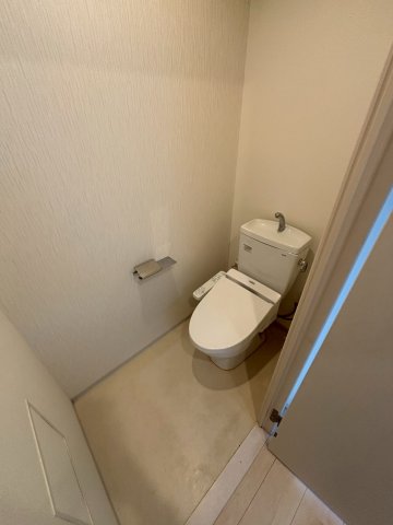 トイレ　同物件別部屋写真