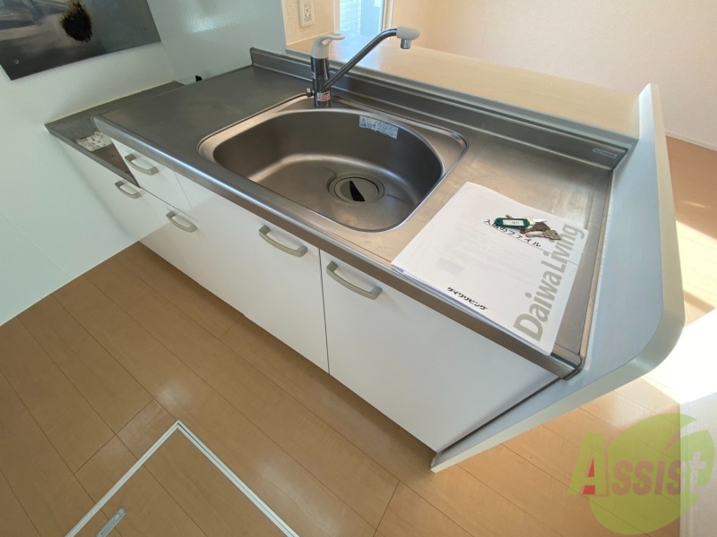 キッチン　広々キッチン。プロパンガスでガス料金も抑えられます。