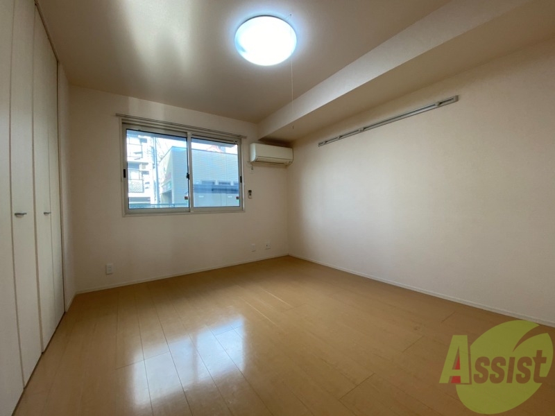 その他部屋・スペース　７帖ある洋室はベッドを配置しても窮屈になりません。