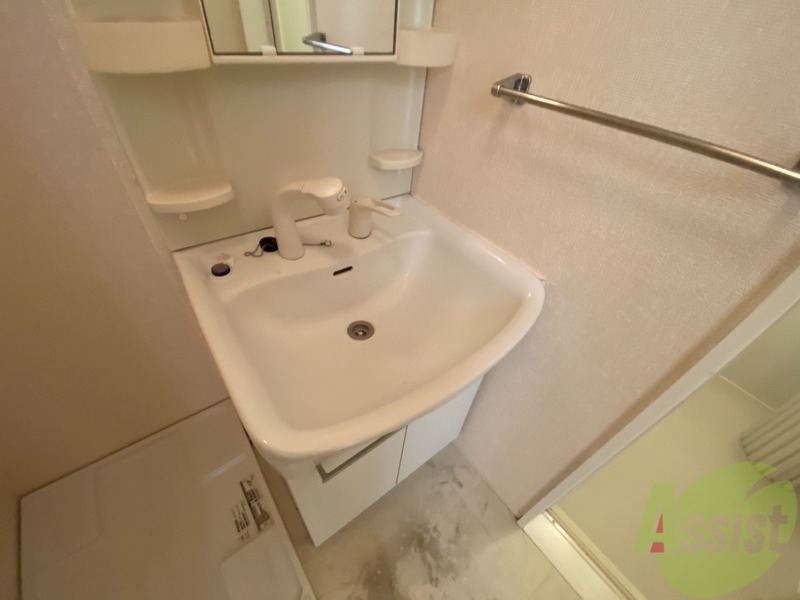 洗面設備　収納付き洗面台の隣には、タオル掛けもついていて便利です。