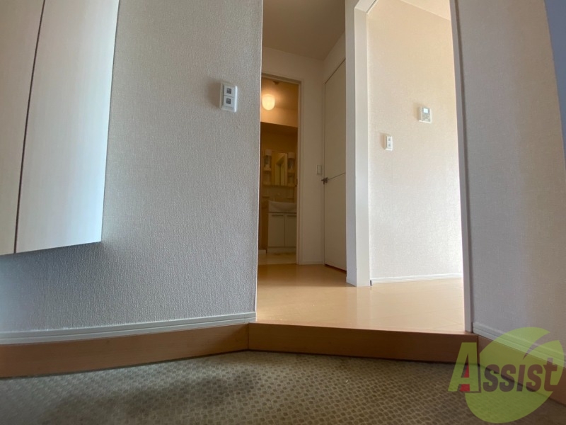 玄関　こちらが玄関。明るい雰囲気の室内ですね。