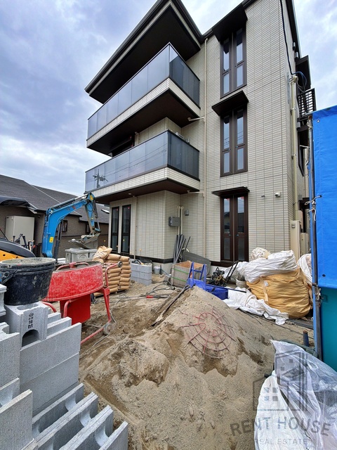 駐車場　外観（建設中）