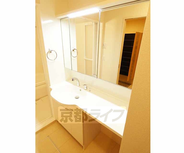 洗面設備　鏡の裏にも収納があります