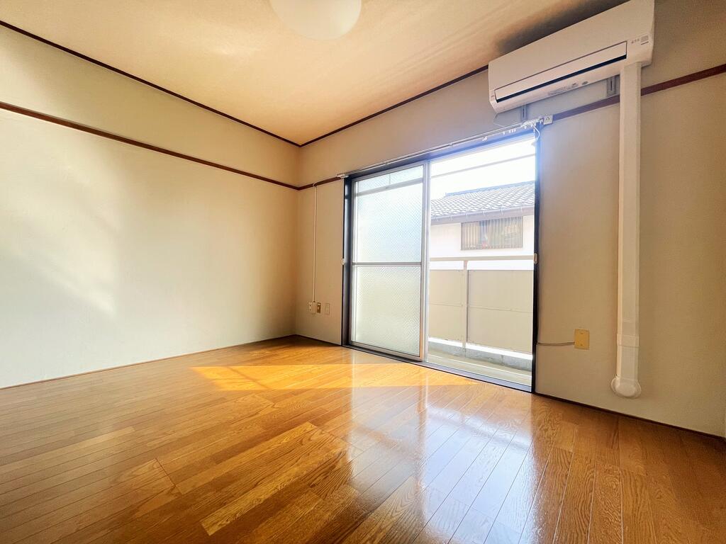 シムラビルの居間写真
