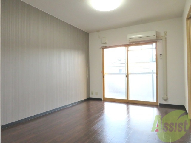 居室・リビング　１２帖の洋室です。広々として、きれいですね。