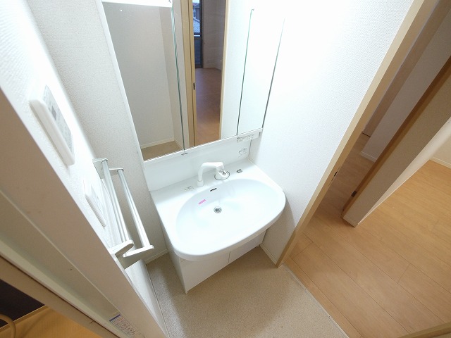 洗面設備　使いやすい独立洗面台です